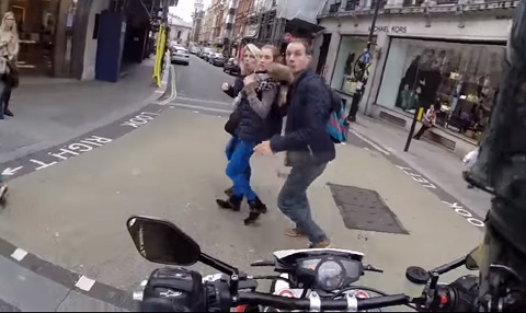 イギリスで信号無視する人々への警告動画 バイク用ドライブレコーダー ドラレコワールド